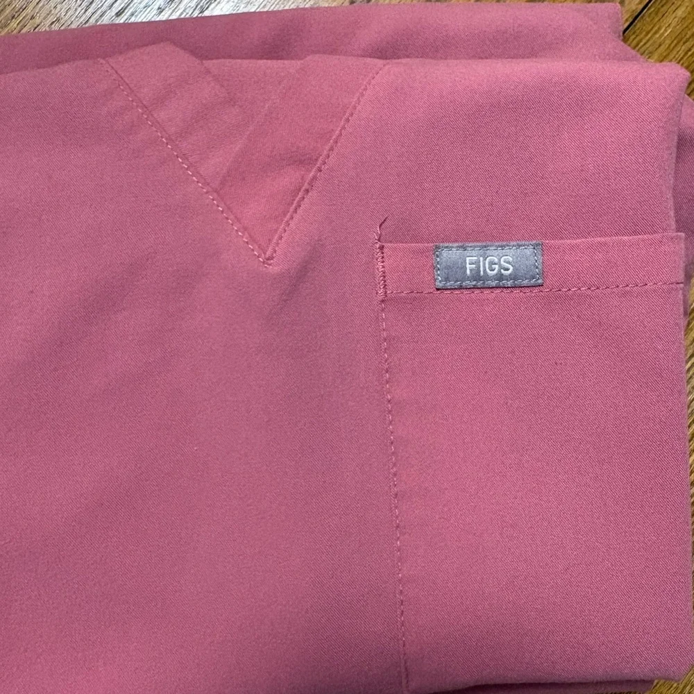 FIGS Rose Quartz Scrub Set - V-Neck Top & Jogger Pants
